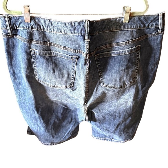 Torrid  size 22S light wash distressed denim Bermuda shorts.EUC - Picture 2 of 11